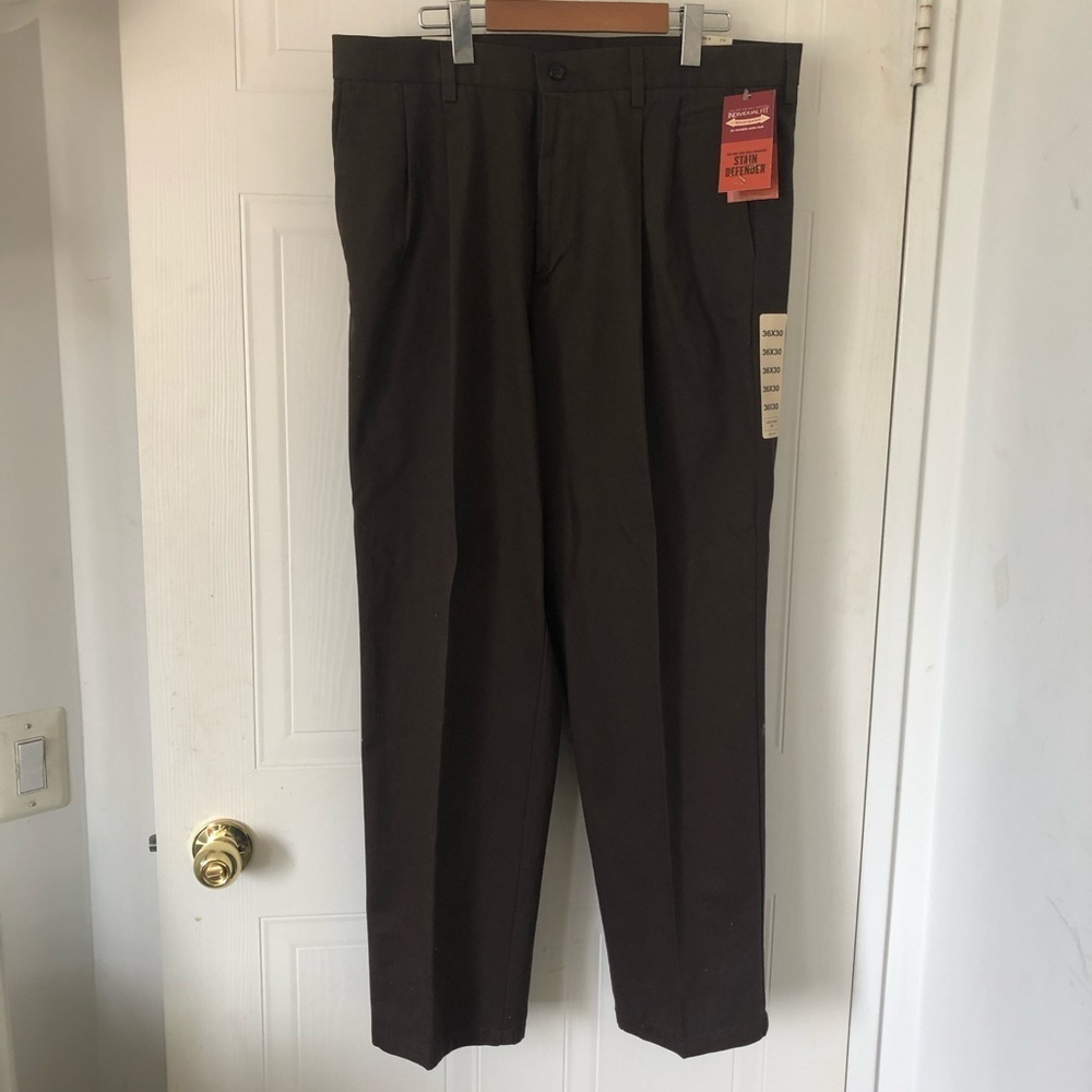 DOCKERS Classic Fit Pleated Khaki size 36x30